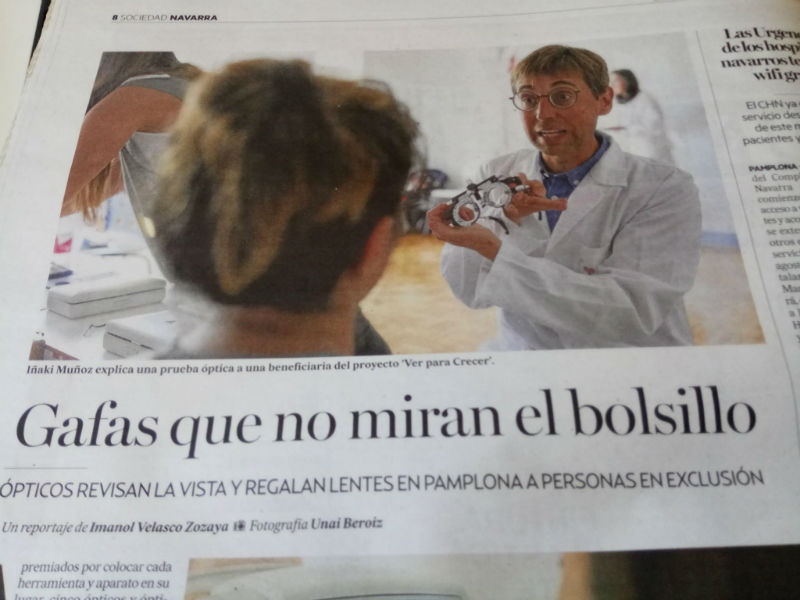 Reportaje publicado en el Diario de Noticias en el que podéis ver a nuestro óptico Iñaki Muñoz en una de las revisiones del proyecto Ver para Crecer.